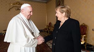 Bundeskanzlerin Angela Merkel während des Besuchts in Rom mit Papst Franziskus.