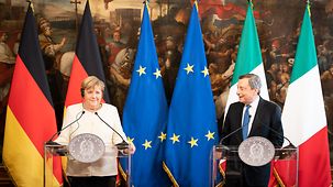 Bundeskanzlerin Angela Merkel mit Mario Draghi, Italiens Ministerpräsident.