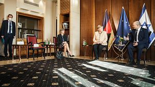 Bundeskanzlerin Angela Merkel im Gespräch mit Naftali Bennett, Israels Premierminister, während ihres Besuchs in Israel.