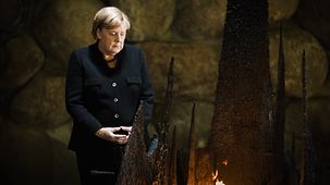 Bundeskanzlerin Angela Merkel während ihres Besuchs der Gedenkstätte Yad Vashem in Jerusalem..