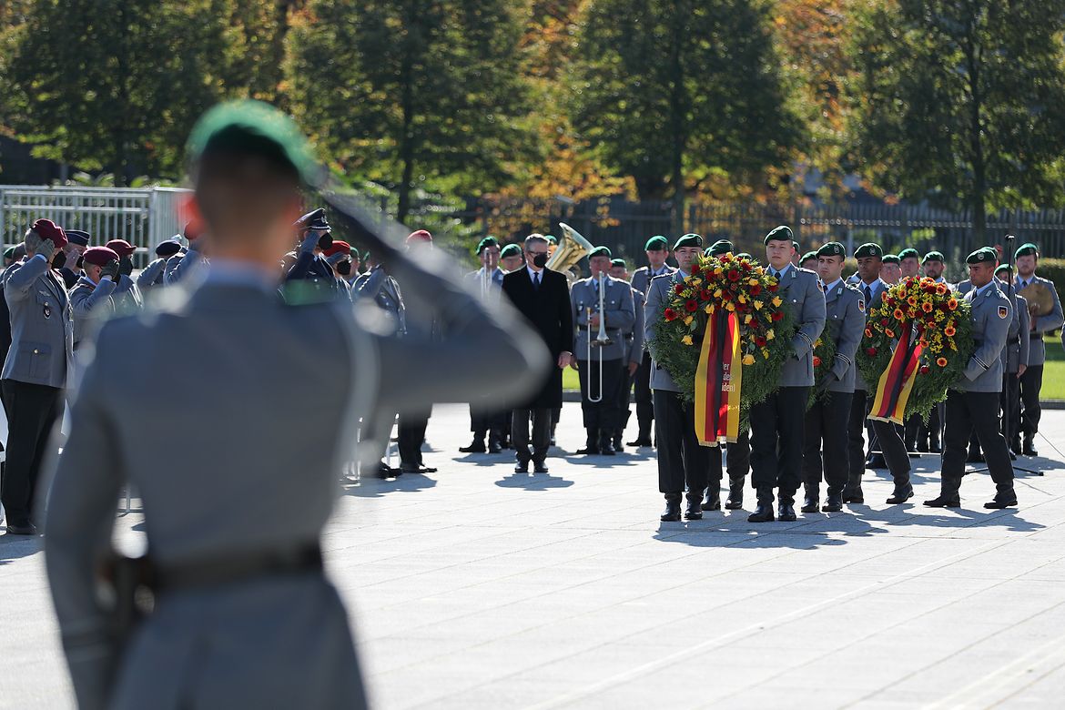 Bundeswehrsoldaten tragen Kränze anlässlich einer Würdigung von Soldatinnen und Soldaten des Afghanistan-Einsatzes.