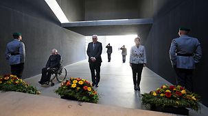 Bundespräsident Steinmeier, Bundestagspräsident Schäuble und Verteidigungsministerin Kramp-Karrenbauer bei einer Kranzniederlegung am Ehrenmal der Bundeswehr.