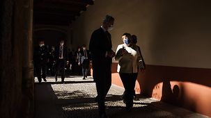 Bundeskanzlerin Angela Merkel geht im Kloster neben König Felipe VI. von Spanien