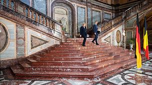 Bundeskanzlerin Angela Merkel geht neben Alexander De Croo, Belgiens Premierminister, eine Treppe hinunter,