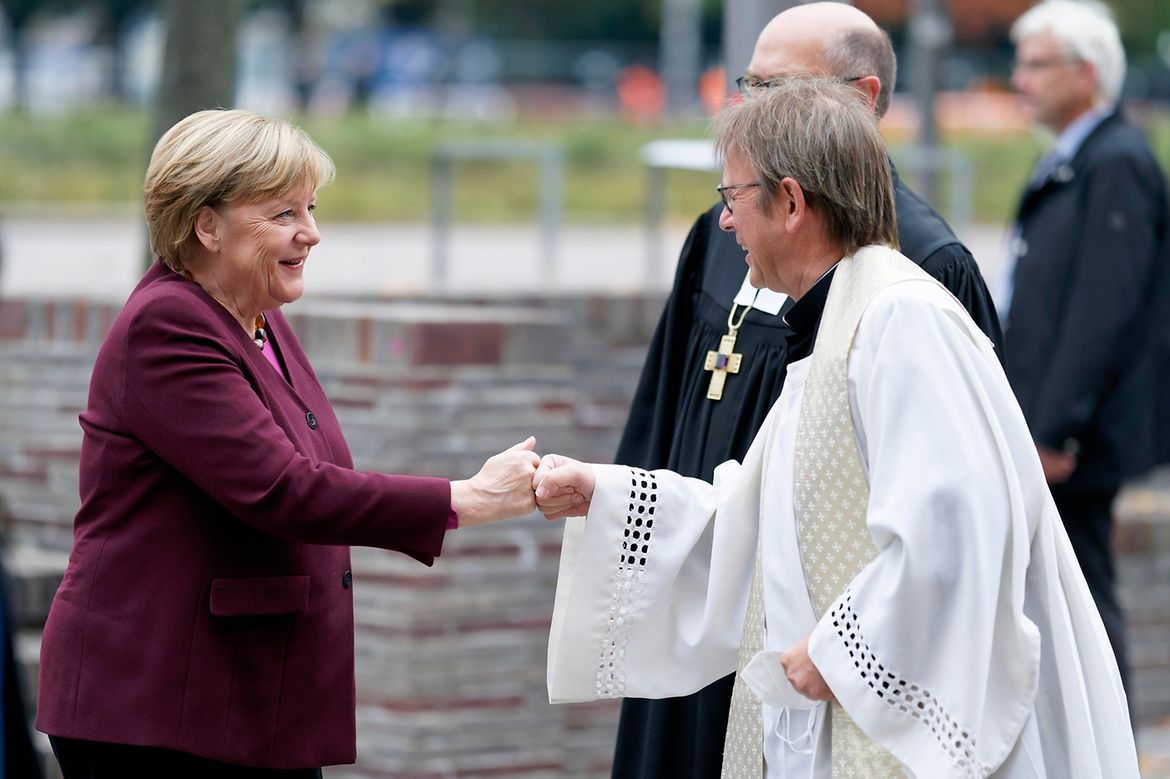 Bundeskanzlerin Angela Merkel bei der Ankunft zu einem ökumenischen Gottesdienst mit Karl Jüsten, Leiter des Katholischen Büros des Kommissariats der deutschen Bischöfe.