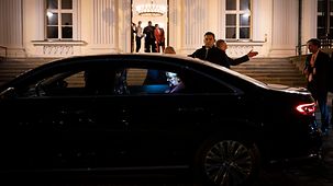 Bundeskanzlerin Angela Merkel verlässt im Auto Schloss Bellevue.