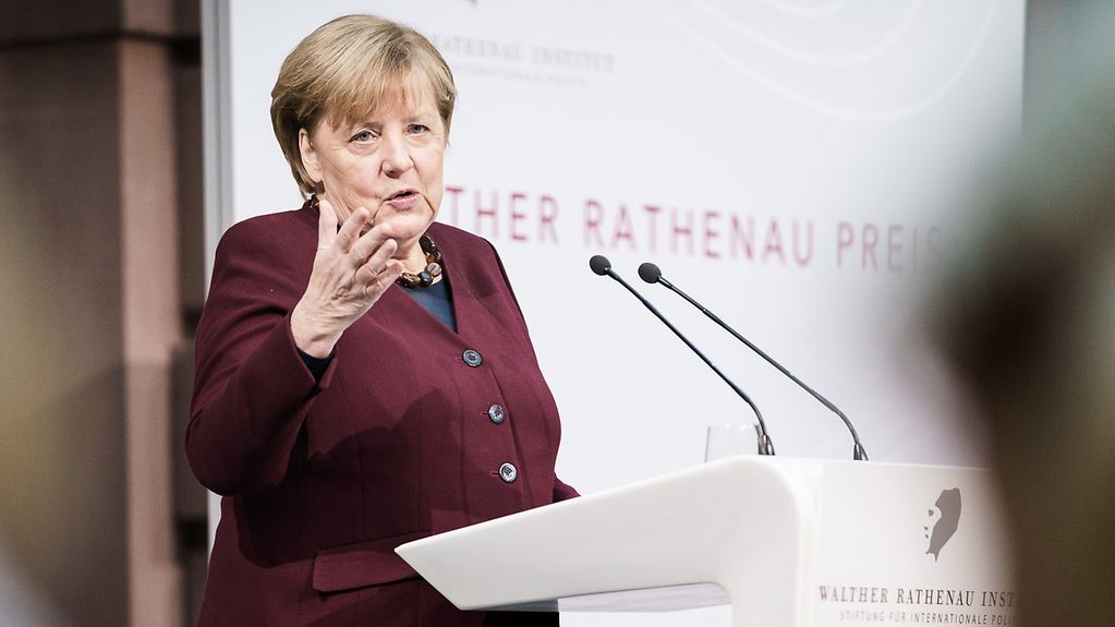 Bundeskanzlerin Angela Merkel hält eine Rede bei der Verleihung des Walther-Rathenau-Preises