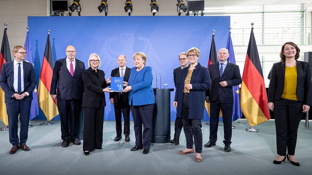 Bundeskanzlerin Angela Merkel bei der Übergabe des Jahresgutachtens 2021/2022 zur Begutachtung der gesamtwirtschaftlichen Entwicklung durch den Sachverständigenrat (SVR).