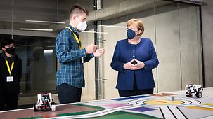 Kanzlerin Merkel beim Besuch des TUMO-Lernzentrums in Berlin.