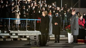 Bundeskanzlerin Angela Merkel winkt zum Ende des Großen Zapfenstreichs anlässlich ihrer Verabschiedung