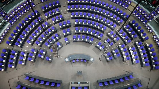 Blick von oben auf den Plenarsaal des Bundestages