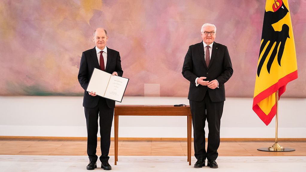 Olaf Scholz erhält von Bundespräsident Steinmeier die Ernennungsurkunde.