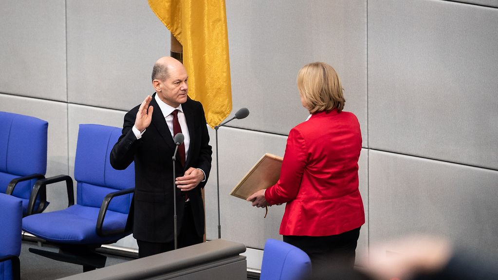 Olaf Scholz takes his oath of office as Federal Chancellor before the Bundestag.