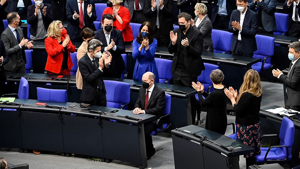 Des membres du Bundestag applaudissent l’élection d’Olaf Scholz en tant que chancelier fédéral