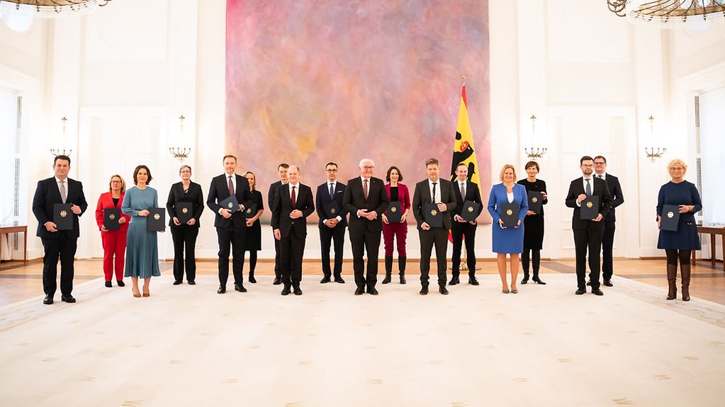 Familienfoto des neuen Bundeskabinetts nach der Ernennung im Schloss Bellevue mit Bundespräsident Steinmeier.