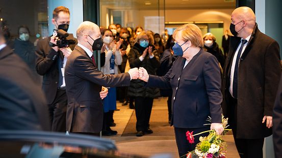 Bundeskanzlerin Angela Merkel übergibt das Kanhzleramt an Bundeskanzler Olaf Scholz.