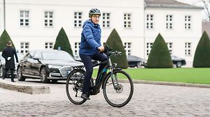 Cem Özdemir, Federal Minister of Food and Agriculture, on his bicycle.