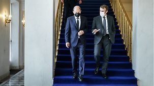 Bundeskanzler Olaf Scholz im Gespräch mit Emmanuel Macron, Frankreichs Präsident.