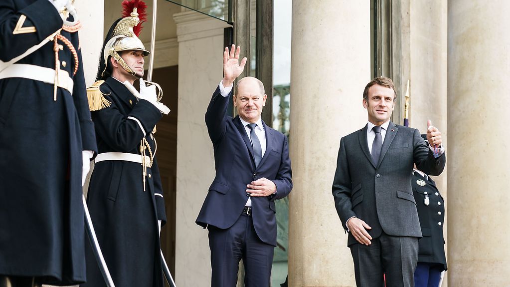 Federal Chancellor Olaf Scholz is welcomed by Emmanuel Macron, President of France.