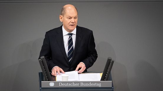 Bundeskanzler Olaf Scholz spricht am Rednerpult im Deutschen Bundestag.