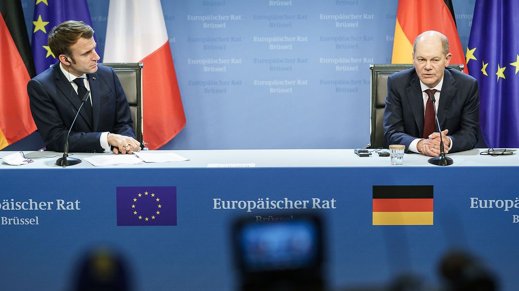 Bundeskanzler Scholz gibt eine Pressekonferenz mit dem französischen Präsidenten Macron