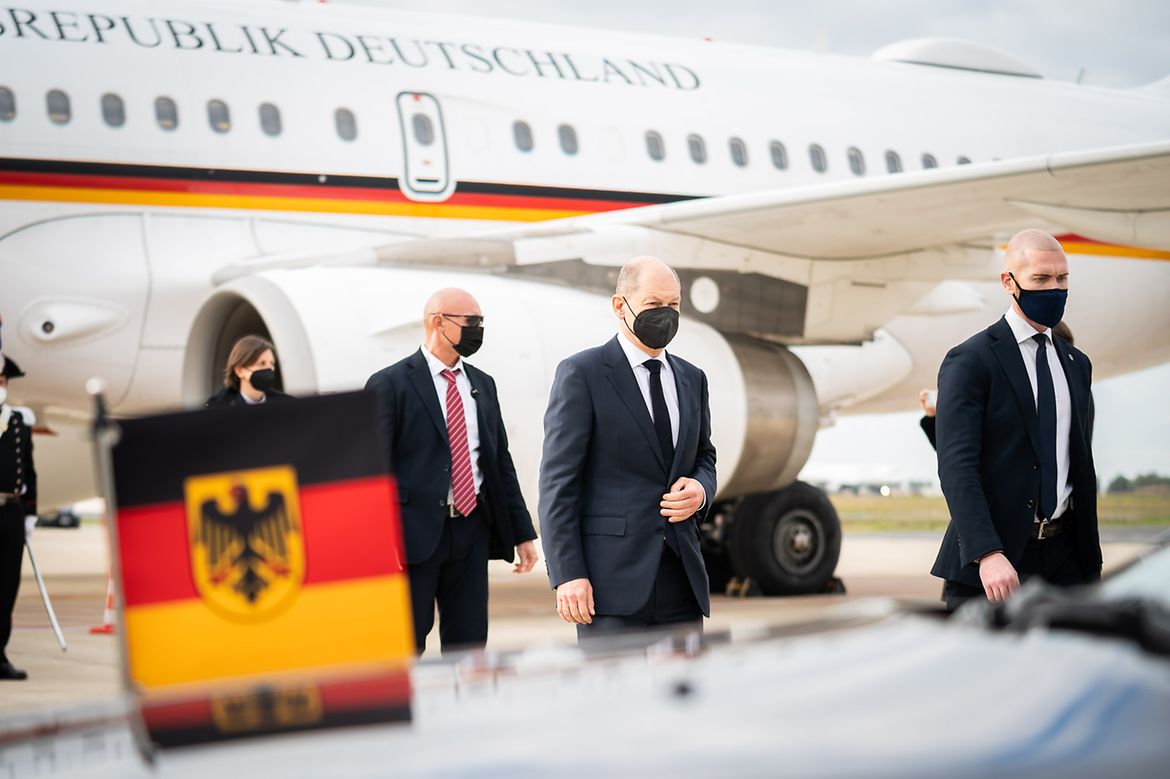 Federal Chancellor Olaf Scholz at the airport in Berlin.