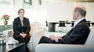 Bundeskanzler Olaf Scholz im Gespräch mit Klara Geywitz, Bundesministerin für Wohnen, Stadtentwicklung und Bauwesen.