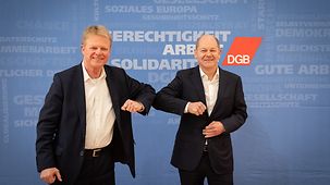 Bundeskanzler Olaf Scholz bei der DGB-Bundesvorstandsklausur mit Rei­ner Hoff­mann, Vor­sit­zen­der des Deut­schen Ge­werk­schafts­bun­des.
