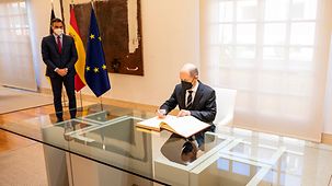 Bundeskanzler Olaf Scholz im Gespräch mit Pedro Sanchez, Spaniens Ministerpräsident.