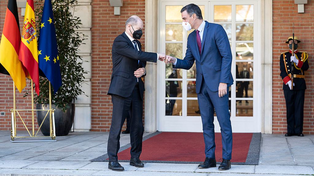Federal Chancellor Olaf Scholz being welcomed by Spanish Prime Minister Pedro Sanchez.