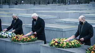 Bundeskanzler Olaf Scholz, Bundespräsident Frank-Walter Steinmeier und Knesset-Präsident Mickey Levy bei einer Kranzniederlegung am Holocaust-Mahnmal.
