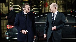 Bundeskanzler Olaf Scholz mit Emmanuel Macron, Frankreichs Präsident. 
