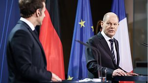 Bundeskanzler Olaf Scholz und Emmanuel Macron, Frankreichs Präsident.