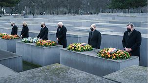 Bundeskanzler Olaf Scholz, Bundespräsident Frank-Walter Steinmeier und Knesset-Präsident Mickey Levy bei einer Kranzniederlegung am Holocaust-Mahnmal.