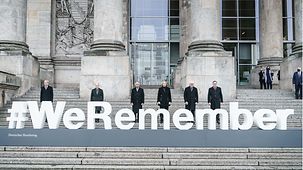 Verfassungsorgane hinter Schriftzug "We Remember".