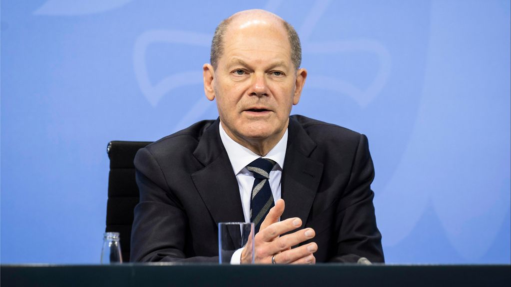 The photo shows Federal Chancellor Scholz at a press conference.