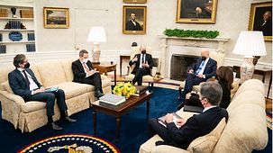 Federal Chancellor Olaf Scholz in conversation with US President Joe Biden.