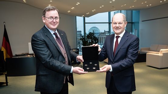 Foto zeigt Bundeskanzler Scholz und Bundesratspräsident Ramelow