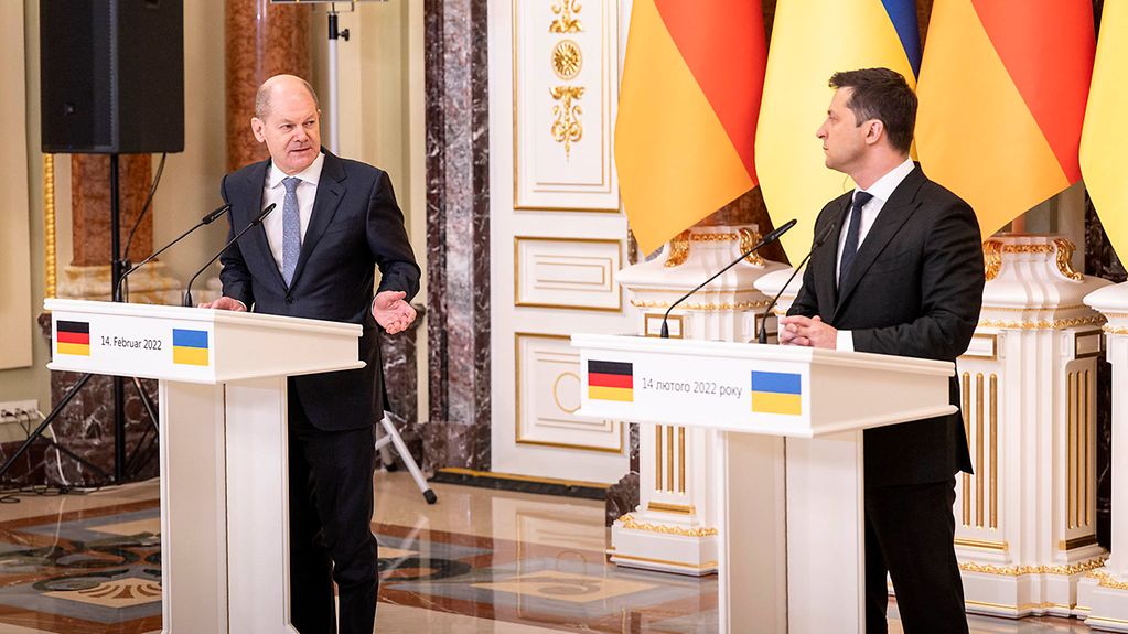 Bundeskanzler Olaf Scholz mit dem ukrainischen Präsidenten Wolodymyr Selensky