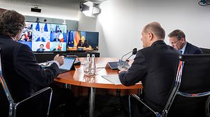 Bundeskanzler Olaf Scholz während einer Videokonferenz mit EU und Emmanuel Macron, Frankreichs Präsident.