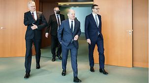 Bundeskanzler Olaf Scholz zwischen Mateusz Morawiecki, Polens Ministerpräsident, und Gitanas Nauseda, Litauens Präsident.