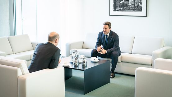 Bundeskanzler Olaf Scholz im Gespräch mit dem luxemburgischen Regierungschef Xavier Bettel.