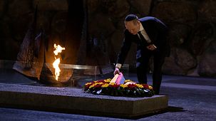 Bundeskanzler Olaf Scholz legt in der Gedenkstätte Yad Vashem einen Kranz nieder.