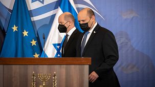 Bundeskanzler Olaf Scholz und Naftali Bennett, Israels Premierminister, kommen zur Pressekonferenz.