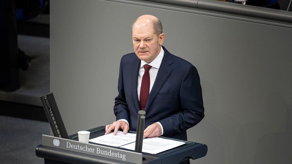 Bundeskanzler Olaf Scholz bei seiner Regierungs-Erklärung im Deutschen Bundestag