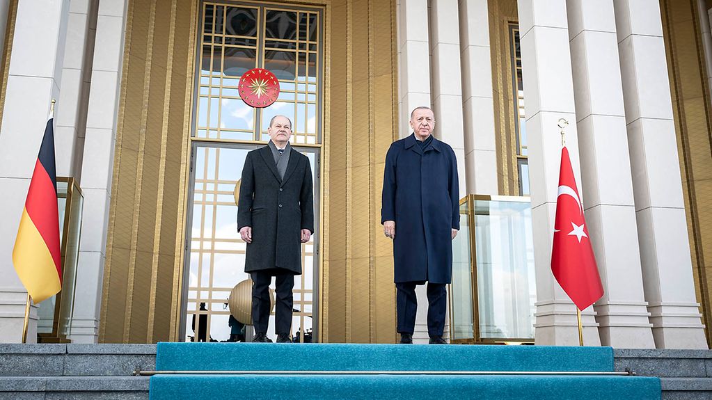 Recep Tayyip Erdoğan, President of Turkey, welcomes Federal Chancellor Olaf Scholz.