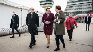 Bundeskanzler Olaf Scholz besucht mit Franziska Giffey, Berlins Regierender Bürgermeisterin, das Ankunftszentrum in Berlin-Tegel.