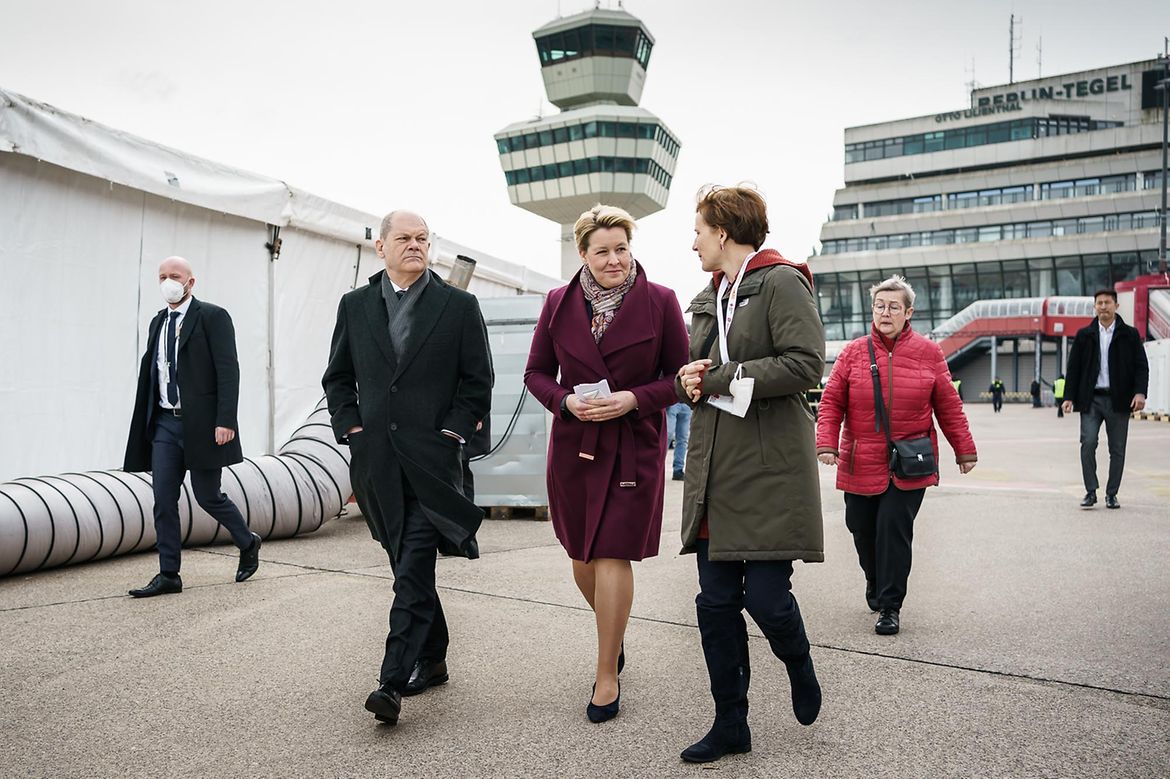 Bundeskanzler Olaf Scholz besucht mit Franziska Giffey, Berlins Regierender Bürgermeisterin, das Ankunftszentrum in Berlin-Tegel.