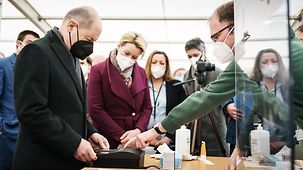 Le chancelier teste l’enregistrement avec empreintes digitales et photo dans le centre d’accueil de Tegel à Berlin
