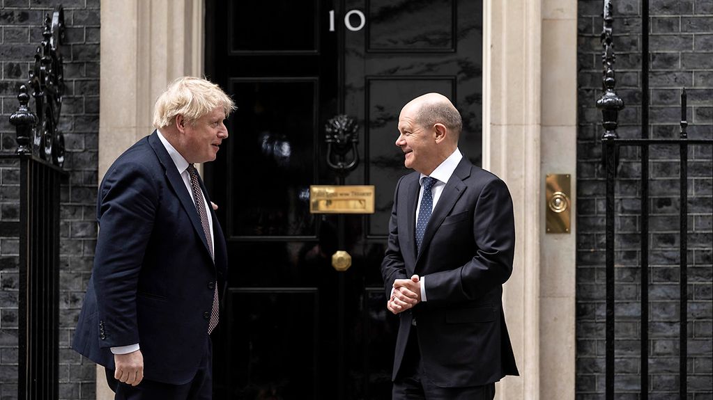 Das Bild zeigt den britischen Premierminister Johnson und Bundeskanzler Scholz vor dem Amtssitz des britischen Premiers.